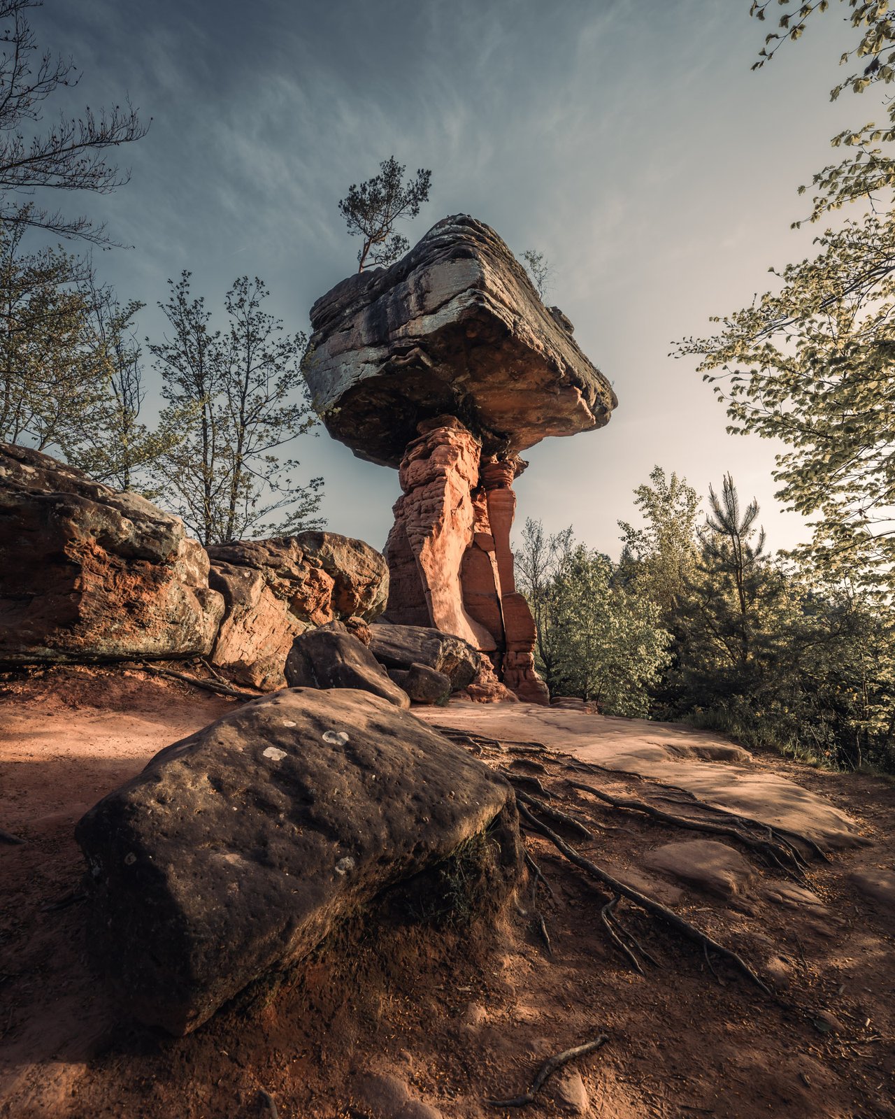 Pilzförmige Sandstein-Felsformation von unten fotografiert