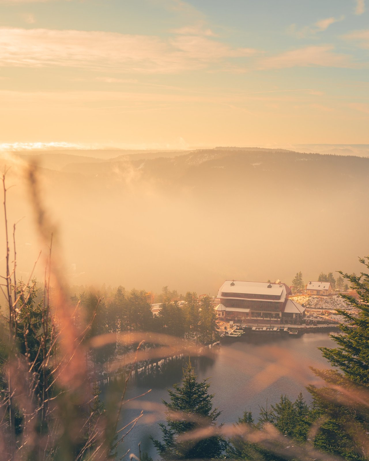 Schluchsee mit Seehotel im goldenen Morgendunst